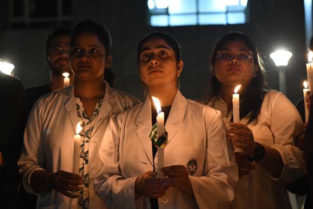 News Themen der Woche KW33 News Bilder des Tages August 17, 2024, Srinagar, Jammu And Kashmir, India: Senior and Resident doctors take part in a candle light march during a protest and nationwide strike against the rape and murder of the woman doctor at Kolkata s RG Kar Medical College and hospital, in SKIMS Srinagar Srinagar India - ZUMAz120 20240817_zip_z120_009 Copyright: xBasitxZargarx