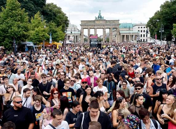 News Themen der Woche KW33 News Bilder des Tages Impressionen der Technoparade Rave The Planet auf der Strasse des 17. Junui die dieses Jahr unter dem Motto Love is stronger stattffand. *** Impressions of the techno parade Rave The Planet on the street of 17 June, which took place this year under the motto Love is stronger