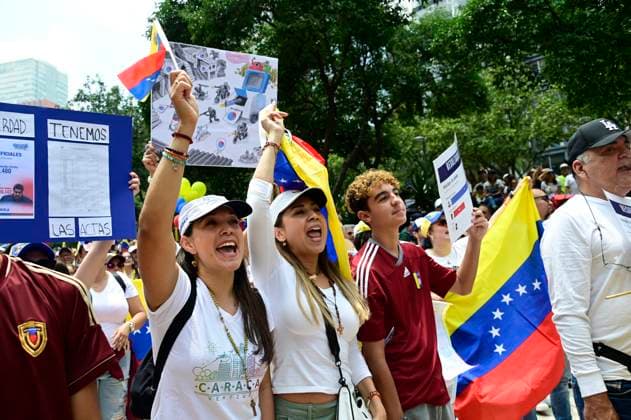 Venezuelan citizens living in Mexico City taking part during a rally at theMonumento de la Revolucion under the slogan Let the world see the records in hand, we will not let ourselves be robbed to protest against the proclamation of Nicolas Maduro as the winner and demand that the victory of opposition candidate Edmundo GonzoÂ¡lez Urrutia be recognized after the Venezuelan Presidential elections. on August 17, 2024 in Mexico City, Mexico. Mexico City Mexico - ZUMAe321 20240817_zia_e321_035 Copyright: xCarlosxTischlerx