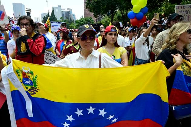 A Venezuelan woman holds a Venezuelan flag while taking part during a rally at the Monumento de la Revolucion under the slogan Let the world see the records in hand, we will not let ourselves be robbed to protest against the proclamation of Nicolas Maduro as the winner and demand that the victory of opposition candidate Edmundo GonzoÂ¡lez Urrutia be recognized after the Venezuelan Presidential elections. on August 17, 2024 in Mexico City, Mexico. Mexico City Mexico - ZUMAe321 20240817_zia_e321_036 Copyright: xCarlosxTischlerx