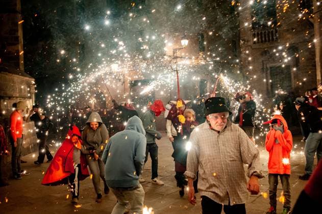 Bilder des Jahres 2024, News 08 August News Themen der Woche KW33 News Bilder des Tages August 17, 2024, Barcelona, Spain: Devils and revelers take part in a correfoc amidst the pyrotechnics during the celebration of Sant Roc Festival in Barcelona. Correfocs, an old Catalan tradition where people dressed as devils blow up firecrackers and flares, take part every August in the celebrations for the Sant Roc Festival in the Gothic Quarter of Barcelona. Barcelona Spain - ZUMAb137 20240817_fap_b137_007 Copyright: xJordixBoixareux
