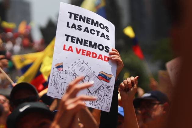 Venezuelans in Mexico Join the Great Worldwide Protest Venezuelans taking part during a demonstration at the Monumento a la Revolucion in Mexico City, to demonstrate against the regime of Nicolas Maduro and show support for the candidate Edmundo Gonzalez in the last elections in Venezuela. Persons around the word join the great worldwide protest against Nicolas Maduro. on August 17, 2024 in Mexico City, Mexico. Mexico City CDMX Mexico Copyright: xCarlosxSantiagox