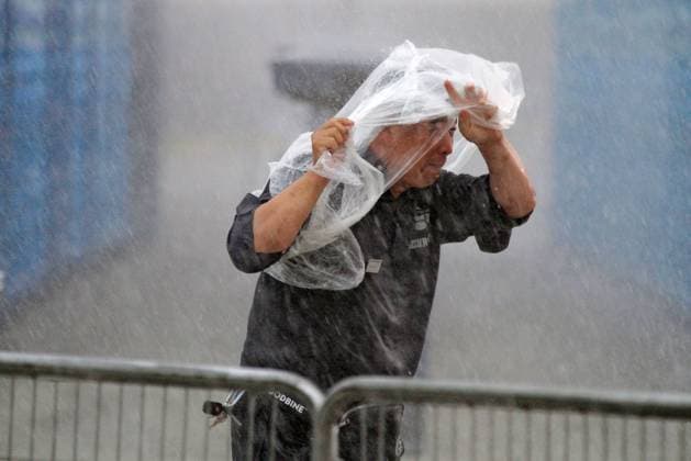 News Themen der Woche KW33 News Bilder des Tages Thoroughbred Horse Racing At Woodbine Racetrack - August 17, 2024 A security person is protecting himself from the rain at Woodbine Racetrack in Toronto, Canada, on August 17, 2024. Canada s premiere thoroughbred horse race, The King s Plate, is being cancelled for horse safety due to excessive rainfall on track surfaces. Toronto Canada  Copyright: xMikexCampbellx originalFilename: campbell-notitle240818_npntY.jpg