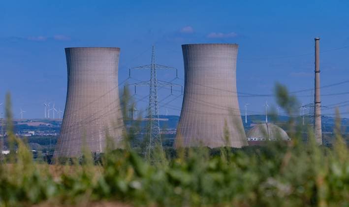 16.08.2024, xblx, AKW Grafenrheinfeld, Sprengung der Kühltürme, emwirt, am 16.08.2024 wurden die beiden Kuehltuerme des Kernkraftwerks in Grafenrheinfeld gesprengt. Das Foto zeigt die Anlage in den Stunden vor der Sprengung. Grafenrheinfeld *** 16 08 2024, xblx, AKW Grafenrheinfeld, blasting of the cooling towers, emwirt, on 16 08 2024 the two cooling towers of the nuclear power plant in Grafenrheinfeld were blown up The photo shows the plant in the hours before the blasting Grafenrheinfeld