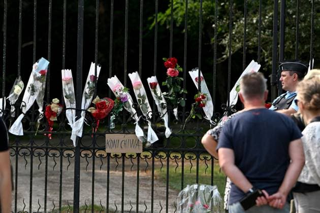 Entertainment Themen der Woche KW33 Entertainment Bilder des Tages Hommage Alain Delon maison à Douchy PHOTOPQR REPUBLIQUE DU CENTRE Christelle Gaujard 18 08 2024 décès Alain Delon maison portail Douchy fans recueillements 18 08 24 photo Christelle Gaujard People lay flowers in front of the entrance of the property of late French actor Alain Delon La Brulerie, in Douchy, central France, on August 18, 2024 France  Copyright: xPHOTOPQR REPUBLIQUExDUxCENTRE MAxChristellexGaujardx 20240818RDC3835 20240818RDC3835