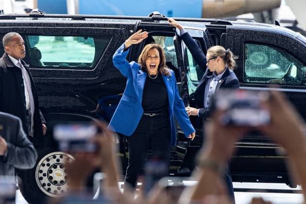 Bilder des Jahres 2024, News 08 August News Themen der Woche KW33 News Bilder des Tages August 18, 2024, Pittsburgh, Pennsylvania, USA: Vice President KAMALA HARRIS waves to supporters after arriving in Pittsburgh, Pennsylvania. KAMALA HARRIS and TIM WALZ launch their campaign bus tour in Pittsburgh, Pennsylvania. Pittsburgh USA - ZUMAg257 20240818_zsp_g257_007 Copyright: xBrentxGudenschwagerx