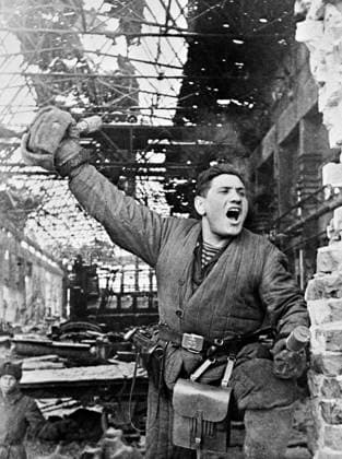 A soldier in Stalingrad battle 404278 11.11.1942 Commander of the assault group Tolberg in the battle of Stalingrad, 1943. Zelma Sputnik Volgograd Russia  Copyright: xZelmax