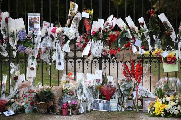 Bilder des Jahres 2024, Entertainment 08 August Entertainment Themen der Woche KW34 Entertainment Bilder des Tages Fans Gather At Alain Delon s Residence In Douchy Where He Died On Sunday Flowers, photos and portraits in memory of French actor Alain Delon at the entrance of his residence in Douchy-Montcorbon, France, on August 19, 2024. Delon died on August 18, 2024, aged 88. Photo by Raphael Lafargue ABACAPRESS.COM Douchy Loiret France  Copyright: xLafarguexRaphael ABACAx