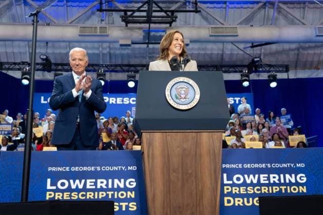 August 15, 2024, Largo, Md, United States of America: U.S President Joe Biden, left, applauds Vice President Kamala Harris during an event announcing lower costs for Medicare prescription drugs, August 15, 2024, in Largo, Maryland. Largo United States of America - ZUMAp138 20240815_zaa_p138_007 Copyright: xErinxScott WhitexHousex