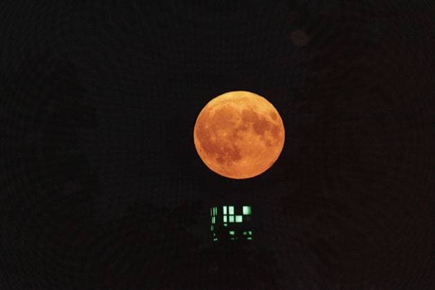 Bilder des Jahres 2024, News 08 August News Themen der Woche KW34 News Bilder des Tages Ein Supermond scheint ueber dem Atrium Tower in Berlin, 19.08.2024. Berlin Deutschland *** A super moon shines over the Atrium Tower in Berlin, 19 08 2024 Berlin Germany Copyright: xJulianexSonntag photothek.dex