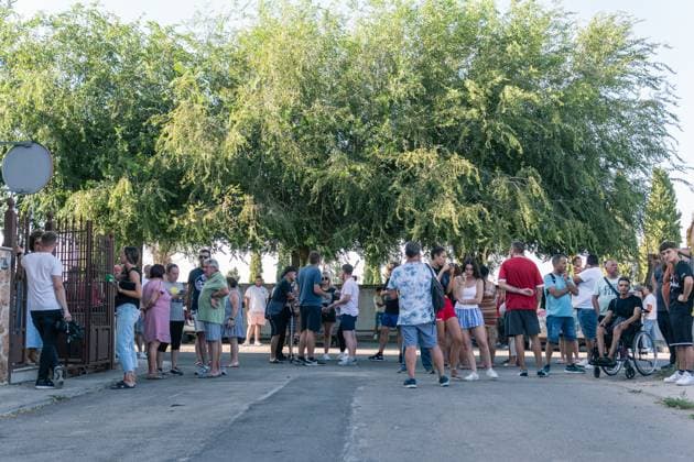A 20-year-old man arrested as the alleged perpetrator of the murder of the 11-year-old boy in Mocejón Toledo Several neighbors in the place where they have arrested the alleged murderer, on August 19, 2024, in Mocejón, Toledo, Castilla La Mancha Spain A 20-year-old man has been arrested this Monday, 19 August, for an alleged crime of murder after ending the life of a boy of 11 years in the town of Mocejón toledana this Sunday, August 18 19 AUGUST 2024 Mocejon, Toledo, Castilla La Mancha Mocejon, Toledo, Castilla La Mancha Espana Copyright: xJuanxMorenox 6163925