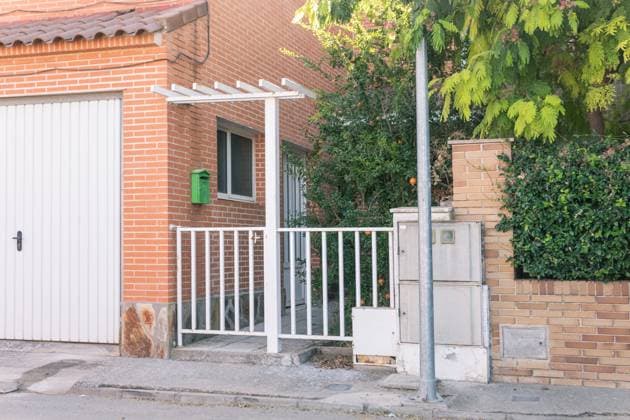 A 20-year-old man was arrested as the alleged perpetrator of the murder of the 11-year-old boy in Mocejón Toledo Facade of the house where the alleged murderer was arrested, on 19 August 2024, in Mocejón, Toledo, Castilla La Mancha Spain A 20-year-old man was arrested on Monday, August 19, 2024 in Mocejón, Toledo, Castilla La Mancha Spain, 19 August, for an alleged murder after killing an 11 year old boy in the town of Mocejon, Toledo on Sunday, August 18 19 AUGUST 2024 Mocejon, Toledo, Castilla La Mancha Mocejon, Toledo, Castilla La Mancha Spain Copyright: xJuanxMorenox 6163927