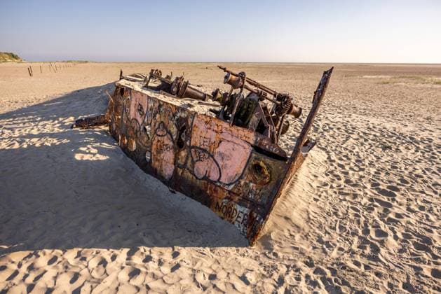 Norderney. 08 AUG 2024. Schiffswrack des 1967 gestrandeten Schillsaugers Pionier am Ostende von Norderney. OSTFRIESLAND. Ostfriesische Inseln. *** Norderney 08 AUG 2024 Shipwreck of the Schillsauger Pionier, which ran aground in 1967, at the eastern end of Norderney OSTFRIESLAND East Frisian Islands Copyright: JanisMEYER Priller&MAUG JMY2U0059X
