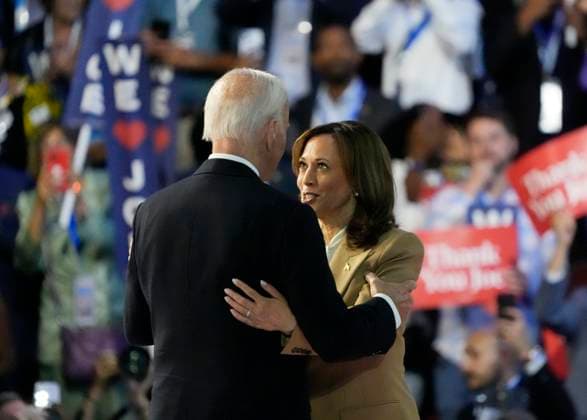 News Themen der Woche KW34 News Bilder des Tages President Joe Biden hugs Democratic presidential candidate Vice President Kamala Harris after Biden delivered an address at the 2024 Democratic National Convention at the United Center in Chicago, Illinois on Monday, August 19, 2024. The convention will be held from Monday, August 19, until Thursday, August 22.  CHI20240819940 TANNENxMAURY