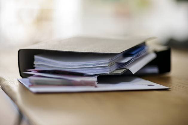 Symbolfoto zum Thema Akten. Aktenordner liegen auf einem Tisch. Berlin, 13.08.2024. Berlin Deutschland *** Symbolic photo on the topic Files Files lying on a table Berlin, 13 08 2024 Berlin Germany Copyright: xThomasxTrutschel photothek.dex