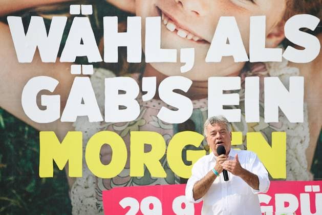News Themen der Woche KW34 News Bilder des Tages - Wien 20.08.2024 - Wahlkampf Nationalratswahl 2024 - Die Grünen stellten heute in der Strandbar Herrmann ihre erste Plakatwelle vor.PHOTO: Spitzenkandidat werner Kogler während der Präsentation der Plakate. Wahkampf, Gruene, Grune, Grüne, Plakat, Plakate, Wahlkampfplakate, Nationalratswahl 2024 *** Vienna 20 08 2024 Election campaign National Council election 2024 The Greens presented their first wave of posters today at Strandbar Herrmann PHOTO Top candidate werner Kogler during the presentation of the posters Election campaign, Greens, Greens, Greens, poster, posters, election campaign posters, National Council election 2024 