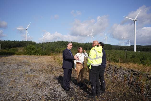 News Themen der Woche KW34 Sir Keir Starmer visit to South Wales Prime Minister Sir Keir Starmer and First Minister of Wales Eluned Morgan during a visit to Alltwalis Wind Farm, a clean energy site in Pencader, South Wales, as Labour pledges to work closely on realising the benefits of a publicly-owned energy company. GB Energy, which has been allocated Å8.3 billion of funding over the next five years, has been tasked with developing future offshore wind projects as part of moves to hasten the UK s transition to renewable energy. Picture date: Tuesday August 20, 2024. PA Photo. See PA story POLITICS Labour. Photo credit should read: Ben, Credit:Ben Birchall Avalon UK, Pencader  Copyright: xBenxBirchallx xAvalonx 0900079196