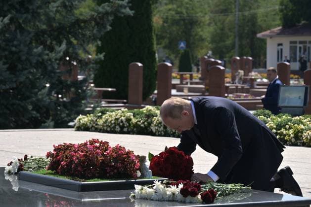News Themen der Woche KW34 News Bilder des Tages Russia Putin North Caucasian Federal District North Ossetia 8746662 20.08.2024 Russian President Vladimir Putin attends a ceremony to lay flowers at the City of Angels cemetery, where the victims of the 2004 Beslan school siege were buried, in Beslan, Republic of North Ossetia-Alania, Russia. Vladimir Astapkovich Sputnik Beslan Republic of Northern Ossetia-Alania Russia  Copyright: xVladimirxAstapkovichx