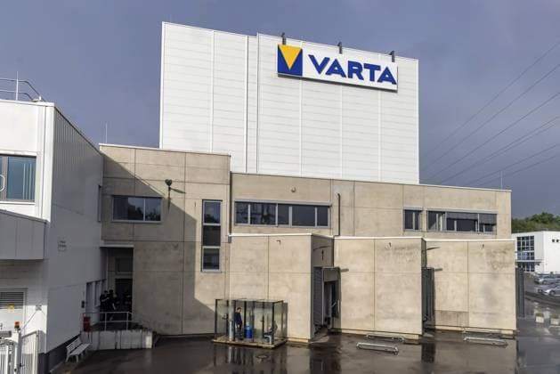 Varta, Werk zur Produktion von Batterien, Elektromobilität. Logo am Werksgebäude. Ellwangen, Baden-Württemberg, Deutschland, Europa Varta, plant for the production of batteries, electromobility. Logo on the factory building. Ellwangen, Baden-Württemberg, Germany, Europe Copyright: imageBROKER ArnulfxHettrich iblhet11056892.jpg
