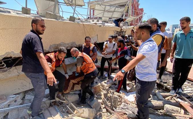 Bilder des Jahres 2024, News 08 August News Themen der Woche KW34 News Bilder des Tages People inspect the damage after an Israeli strike on a school, housing displaced Palestinians, in the Rimal neighbourhood People inspect the damage after an Israeli strike on a school, housing displaced Palestinians, in the Rimal neighbourhood of central Gaza City on August 20, 2024, amid the ongoing conflict between Israel and the militant Hamas group. Photo by Hadi Daoud apaimages Gaza city Gaza Strip Palestinian Territory 200824_Gaza_HD_00(10) Copyright: xapaimagesxHadixDaoudx xapaimagesx