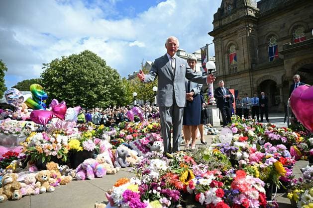 Bilder des Jahres 2024, Entertainment 08 August Entertainment Themen der Woche KW34 Entertainment Bilder des Tages Entertainment Bilder des Tages . 20 08 2024. Southport, United Kingdom. King Charles III looks at floral tributes during a visit to Southport, United Kingdom, following the killing of three children and the riot in the town .  xPoolx xi-Imagesx IIM-25436-0002