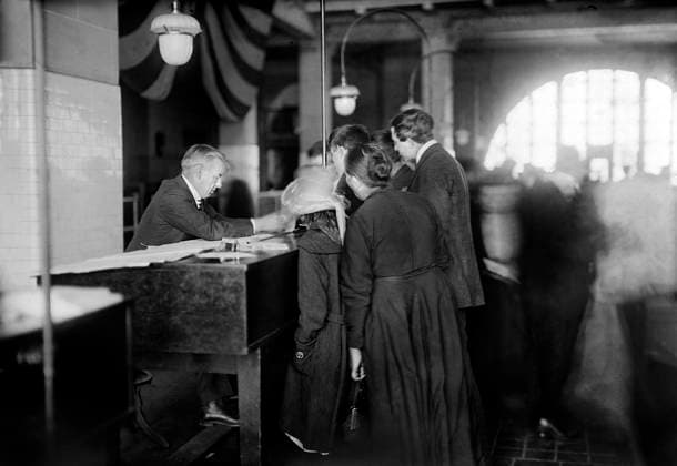 May 10, 2024, New York City, New York, USA: Group of arriving immigrants in examination room, Ellis Island, New York City, New York, USA, Bain News Service, 1920 New York City USA - ZUMAg145 20240510_aza_g145_004 Copyright: xJTxVintagex