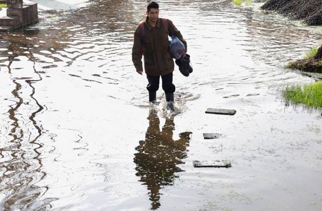 Floods In Chalco Affect Families Come Mexico People are trying to walk on flooded streets in Chalco, State of Mexico, on August 20, 2024, where several families are being severely affected by the heavy rains registered during the last few days. Chalco, State Of Mexico Chalco, State Of Mexico Mexico  Copyright: xGerardoxVieyrax originalFilename: vieyra-notitle240820_npBxc.jpg