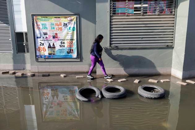 Floods In Chalco Affect Families Come Mexico People are trying to walk on flooded streets in Chalco, State of Mexico, on August 20, 2024, where several families are being severely affected by the heavy rains registered during the last few days. Chalco, State Of Mexico Chalco, State Of Mexico Mexico  Copyright: xGerardoxVieyrax originalFilename: vieyra-notitle240820_npTDq.jpg