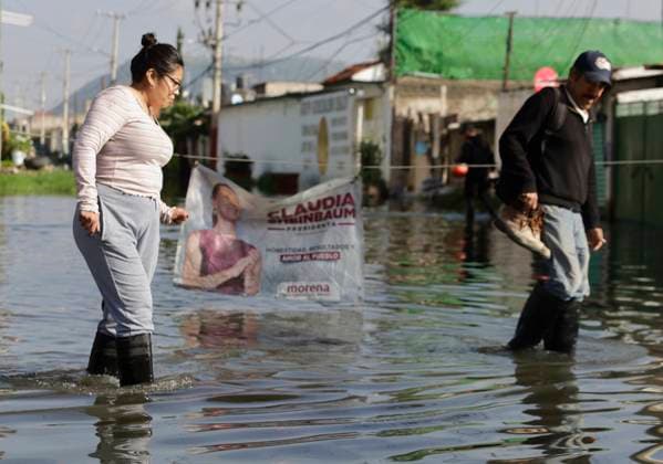 Floods In Chalco Affect Families Come Mexico People are trying to walk on flooded streets in Chalco, State of Mexico, on August 20, 2024, where several families are being severely affected by the heavy rains registered during the last few days. Chalco, State Of Mexico Chalco, State Of Mexico Mexico  Copyright: xGerardoxVieyrax originalFilename: vieyra-notitle240820_npyDC.jpg