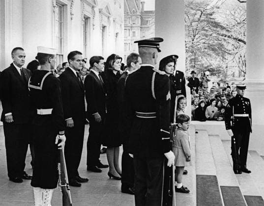 November 24, 1963, Washington, District Of Columbia, USA: Former U.S. First Lady Jacqueline Kennedy stands with her children, Caroline Kennedy and John F. Kennedy, Jr., in the North Portico, prior to the funeral procession of President John Kennedy, standing behind Mrs. Kennedy: Attorney General, Robert Kennedy; Patricia Kennedy Lawford, R. Sargent Shriver, U.S. President Lyndon Johnson, members of the honor guard stand at attention; mourners and members of the press observe, White House, Washington, D.C., USA, Abbie Rowe, White House Photographs, November 24, 1963 Washington USA  - ZUMAg145 19631124_aza_g145_001 Copyright: xJTxVintagex