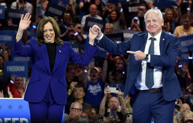 August 20, 2024, Milwaukee, Wisconsin, USA: VICE PRESIDENT KAMALA HARRIS and Democratic Vice Presidential nominee GOV. TIM WALZ (D-Minnesota) hold a campaign rally at Fiserv Forum in Milwaukee, Wisconsin Tuesday August 20, 2024. The arena was the site of the Republican National Convention a month ago. Milwaukee USA - ZUMAh154 20240820_znp_h154_054 Copyright: xMarkxHertzbergx