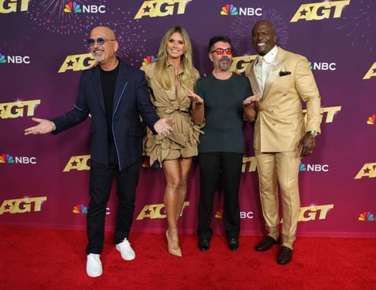 Bilder des Jahres 2024, Entertainment 08 August Entertainment Themen der Woche KW34 Entertainment Bilder des Tages RECORD DATE NOT STATED PASADENA, CA - AUGUST 20: Hpwie Mandel, Heidi Klum, Simon Cowell and Terry Crews at America s Got Talent Season 19 Live Show on August 20, 2024 at the Hotel Dena in Pasadena, California. Copyright: xFayexSadoux