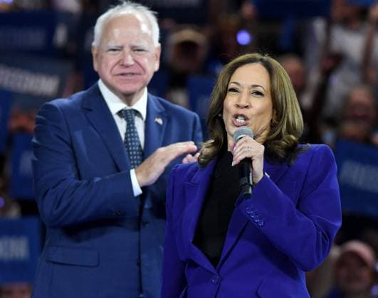 August 20, 2024, Milwaukee, Wisconsin, USA: VICE PRESIDENT KAMALA HARRIS and Democratic Vice Presidential nominee GOV. TIM WALZ (D-Minnesota) hold a campaign rally at Fiserv Forum in Milwaukee, Wisconsin Tuesday August 20, 2024. The arena was the site of the Republican National Convention a month ago. Milwaukee USA - ZUMAh154 20240820_znp_h154_050 Copyright: xMarkxHertzbergx