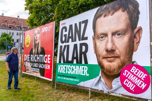 Wahlplakate von Ministerpräsident Kretschmer, CDU, Petra Köpping, SPD, Wahlkampf in Sachsen, Zwickau, August 2024 Deutschland, Zwickau, August 2024, Wahlplakate von Petra Köpping, SPD, Ministerpräsident Kretschmer, CDU, auf einer grünen Wiese, Passant, Wahlslogan, Ganz klar Kretschmer, Wahlkampf in Sachsen, die sächsischen Landtagswahlen sind am 1. September, Politiker, Politik, *** Election posters of Prime Minister Kretschmer, CDU, Petra Köpping, SPD, election campaign in Saxony, Zwickau, August 2024 Germany, Zwickau, August 2024, election posters of Petra Köpping, SPD, Prime Minister Kretschmer, CDU, on a green meadow, passer-by, election slogan, Quite clearly Kretschmer, election campaign in Saxony, the Saxon state elections are o