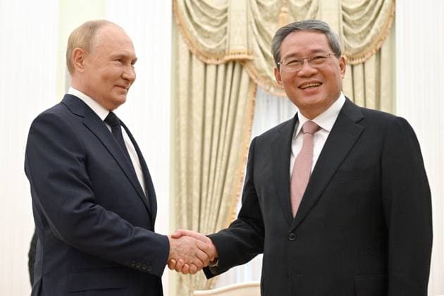 News Themen der Woche KW34 News Bilder des Tages RUSSIA, MOSCOW - AUGUST 21, 2024: Russia s President Vladimir Putin (L) meets with China s Premier Li Qiang at the Moscow Kremlin. Alexei Filippov POOL TASS  73230388