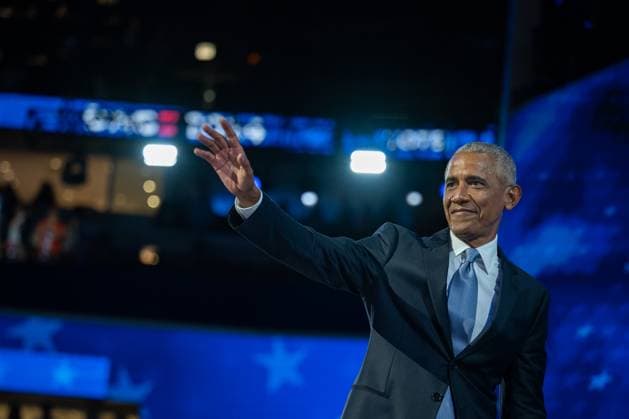 Former US President Barack Obama exits the stage after delivering remarks at the 2024 Democratic National Convention in Chicago, Illinois, USA, at the United Center Featuring: Former US President Barack Obama Where: Chicago, Illinois, United States When: 20 Aug 2024 Credit: CNP INSTARimages EDITORIAL USE ONLY. NOT FOR USE BY NEWSPAPERS BASED IN THE UK. Copyright: xAnnabellexGordonx-xCNPx instar54042696