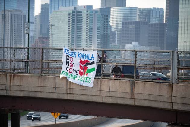 Pro-Gaza Banner Drop Over Morning Traffic In Chicago Pro-Gaza Activists Drop A Banner With A Message To Kamala Harris Over The Kennedy Expressway In Chicago During Morning Traffic On August 21, 2024. Chicago United States  Copyright: xZachxDxRobertsx originalFilename: roberts-notitle240821_npqvf.jpg