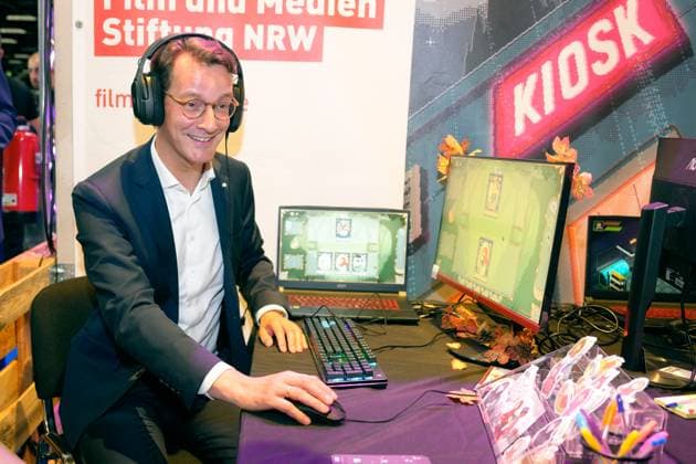 News Themen der Woche KW34 Politische Eroeffnung Computerspielemesse Gamescom 2024 NRW Ministerpraesident Hendrik Wuest bei seinem Rundgang ueber das Messegelaende und Besuch verschiedener Austeller und Messestaende auf der Gamescom 2024 in der Koelner Messe, Koeln, 21.08.2024 Koeln Nordrhein-Westfalen Deutschland *** Political opening of computer games fair Gamescom 2024 NRW State Premier Hendrik Wuest during his tour of the exhibition grounds and visit to various exhibitors and exhibition stands at Gamescom 2024 at the Cologne Exhibition Center, Cologne, 21 08 2024 Cologne North Rhine-Westphalia Germany