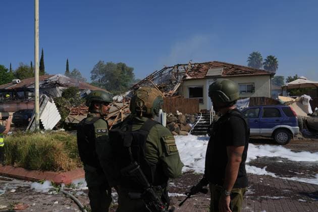 Bilder des Jahres 2024, News 08 August News Themen der Woche KW34 (240821) -- KATZRIN, Aug. 21, 2024 -- Israeli soldiers are seen at a house directly hit by a rocket from Lebanon, in Katzrin of Israeli-annexed Golan Heights, on Aug. 21, 2024. Lebanese militant group Hezbollah fired at least 50 rockets at northern Israel Wednesday morning after Israeli warplanes struck several areas overnight and in the morning in Lebanon, killing at least three people, according to Israeli and Lebanese sources. ( JINI via Xinhua) MIDEAST-GOLAN HEIGHTS-KATZRIN-ROCKET-ATTACK AyalxMargolin 
