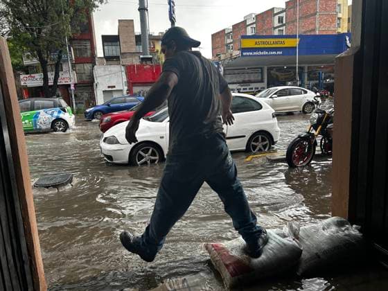 August 21, 2024, Mexico City, Mexico City, Mexico: Views this Wednesday, August 21, of the rainfall in the southern urban area of ‹â€¹Mexico City, which since yesterday afternoon has been hit by rain, leaving streets impassable, roads blocked, and fallen branches and trees.. The National Meteorological Service (SMN) reports that intense occasional rains will continue in much of the Mexican territory, while some urban areas have been flooded, which has prevented the residents of the Tlalpan mayor s office from carrying out their daily activities. Mexico City Mexico - ZUMAn296 20240821_zip_n296_004 Copyright: xJorgexNunezx