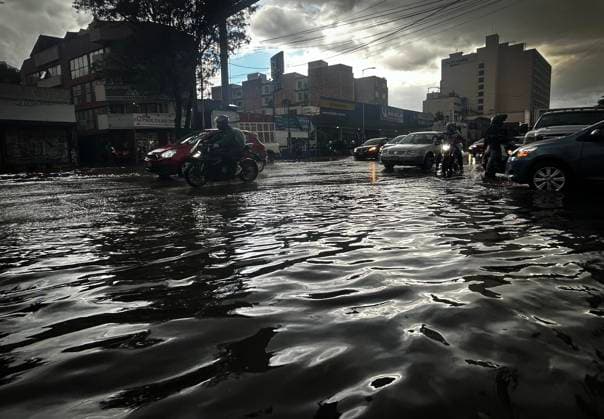 August 21, 2024, Mexico City, Mexico City, Mexico: Views this Wednesday, August 21, of the rainfall in the southern urban area of ‹â€¹Mexico City, which since yesterday afternoon has been hit by rain, leaving streets impassable, roads blocked, and fallen branches and trees.. The National Meteorological Service (SMN) reports that intense occasional rains will continue in much of the Mexican territory, while some urban areas have been flooded, which has prevented the residents of the Tlalpan mayor s office from carrying out their daily activities. Mexico City Mexico - ZUMAn296 20240821_zip_n296_007 Copyright: xJorgexNunezx