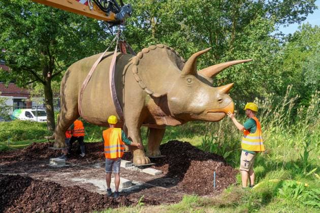 Wenn schwere Dinos fliegen - Modelle vor dem LWL-Museum für Naturkunde versetzt. Wahrzeichen des Museums kennzeichnen neuen Museumseingang. Das LWL-Museum für Naturkunde bekommt einen Anbau auf dem Museumsvorplatz. Für die Zeit der Bauarbeiten markieren die Dinos den neuen, vorübergehenden Eingang in das Museum. Münster, Nordrhein-Westfalen, DEU, Deutschland, 22.08.2024
