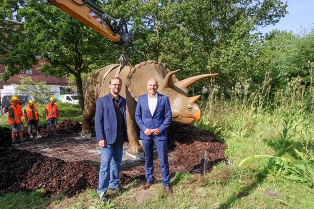 Wenn schwere Dinos fliegen - Modelle vor dem LWL-Museum für Naturkunde versetzt. Wahrzeichen des Museums kennzeichnen neuen Museumseingang. Das LWL-Museum für Naturkunde bekommt einen Anbau auf dem Museumsvorplatz. Dr. Georg Lunemann, Direktor des Landschaftsband Westfalen-Lippe (re.) und Dr. Jan Ole Kriegs, Museumsdirektor. Münster, Nordrhein-Westfalen, DEU, Deutschland, 22.08.2024