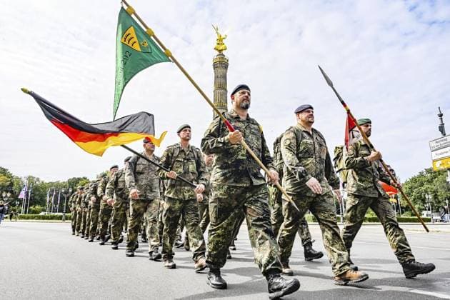 Bilder des Jahres 2024, News 08 August News Themen der Woche KW34 News Bilder des Tages Gedenkmarsch 2024 für die im Dienst getöteten Bundeswehrsoldaten ** NUR FÜR REDAKTIONELLE ZWECKE ** EDITORIAL USE ONLY **<p>Bundeswehrsoldaten marschieren beim Gedenkmarsch 2024 für die Auslandseinsätzen und im Dienst getöteten Bundeswehrsoldaten, Mit einem Gedenkmarsch erinnert die Bundeswehr in Brandenburg in dieser Woche an die im Einsatz ums Leben gekommenen Soldatinnen und Soldaten. Der mehrtägige Marsch führt vom Truppenübungsplatz in Lehnin nach Berlin in den Bendlerblock, zum Ehrenmal der Bundeswehr. Die marschierenden Soldaten und Reservisten legen dabei eine Strecke von 117 Kilometern zurück, hinzu kommen noch einmal 3.400 Meter in Erinnerung an die 117 Gefallenen der Bundeswehr und an die 3.400 Soldaten und zivilen Copyright: MaurizioxGambarini doc7wumz6clockb1hct1yp ,EDITORIAL USE ONLY