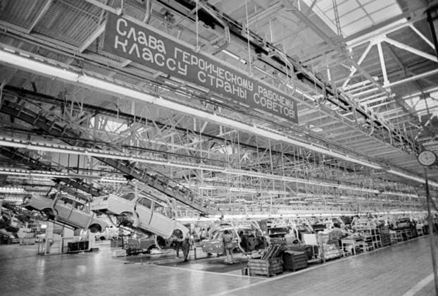 Moscow, USSR. The view shows the assembly of Moskvich-412 cars on the main assembly line of the Lenin Komsomol Automobile Plant of the Moskvich Production Association. Valentin Khukhlayev TASS  32437612