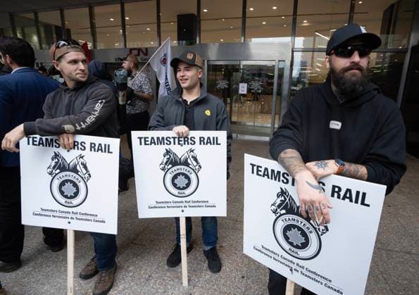 August 22, 2024, Montreal, Pq, Canada: Rail workers picket in front of CN headquarters on the first day of a nationwide rail shutdown, after workers were locked out by CN and CPKC when new contract agreements weren t reached by the midnight deadline, in Montreal, Thursday, Aug. 22, 2024. Montreal Canada  - ZUMAc35_ 20240822_zaf_c35_033 Copyright: xRyanxRemiorzx