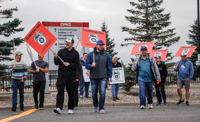 August 22, 2024, Calgary, Ab, CANADA: Teamsters Canada Rail Conference members walk a picket line at the CPKC headquarters in Calgary, Alta., Thursday, Aug. 22, 2024. Calgary CANADA  - ZUMAc35_ 20240822_zaf_c35_050 Copyright: xJeffxMcintoshx