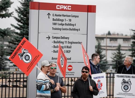 August 22, 2024, Calgary, Ab, CANADA: Teamsters Canada Rail Conference members walk a picket line at the CPKC headquarters in Calgary, Alta., Thursday, Aug. 22, 2024. Calgary CANADA  - ZUMAc35_ 20240822_zaf_c35_052 Copyright: xJeffxMcintoshx