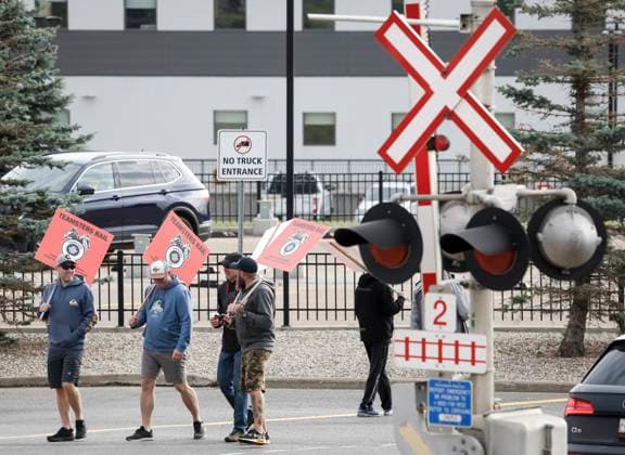 August 22, 2024, Calgary, Ab, CANADA: Teamsters Canada Rail Conference members walk a picket line at the CPKC headquarters in Calgary, Alta., Thursday, Aug. 22, 2024. Calgary CANADA  - ZUMAc35_ 20240822_zaf_c35_059 Copyright: xJeffxMcintoshx