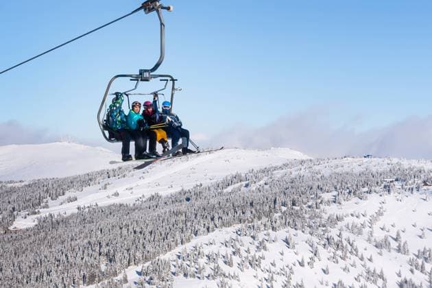 Kopaonik, Serbien, 22. Januar 2016: Skifahrer bei der Ankunft an der Station des Skilifts, Europa Kopaonik, Serbia, January 22, 2016: Skiers arriving to the station on the ski lift, Europe Copyright: imageBROKER unknown ibliqx09684971.jpg